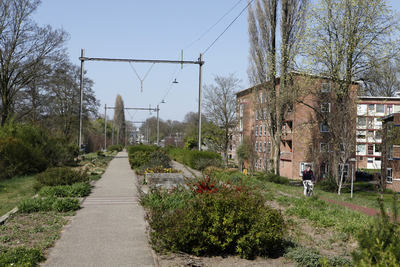 914055 Gezicht op het park Oosterspoorbaan te Utrecht (voormalige Oosterspoorweg), met rechts een van de studentenflats ...